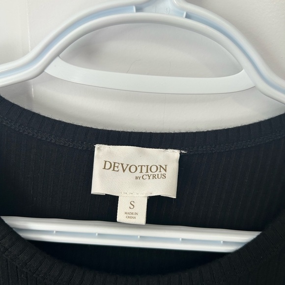 Cyrus Black Bodycon Dress Short Sleeve Crew Neck Ribbed and Stretchy - Picture 2 of 4